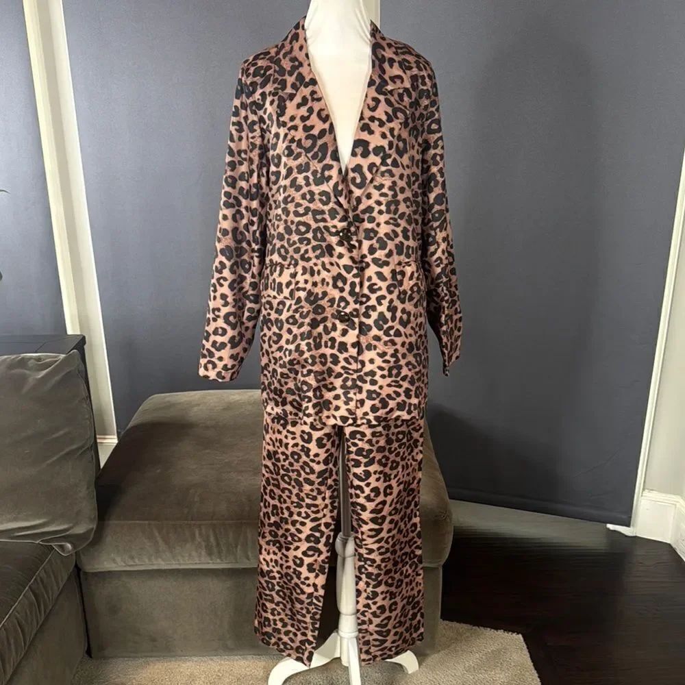 Women’s Lightweight Leopard Print 2 Piece Pant Suit Set Size M NEW